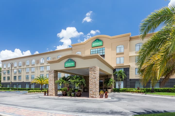 Wingate by Wyndham Convention Ctr Closest Universal Orlando