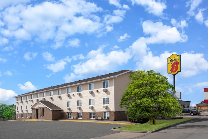 Super 8 by Wyndham Clinton