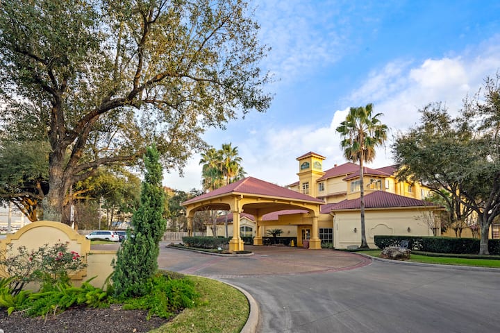 La Quinta Inn & Suites by Wyndham Houston West Park 10
