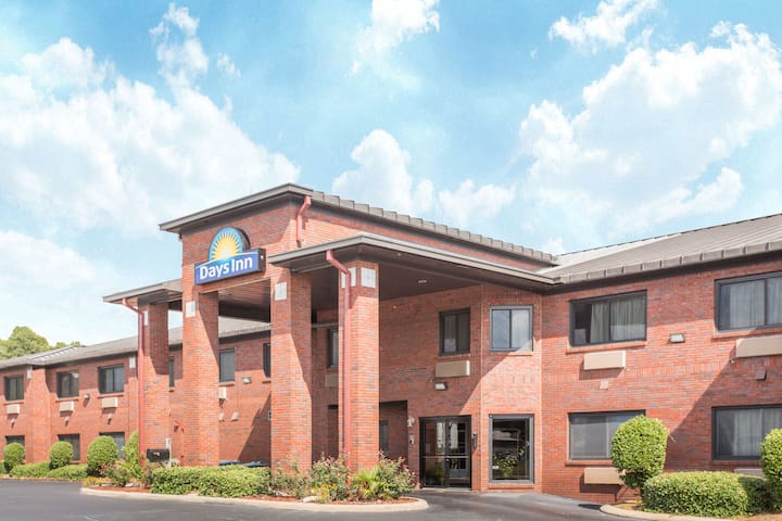 Days Inn by Wyndham Phenix City Near Fort Moore