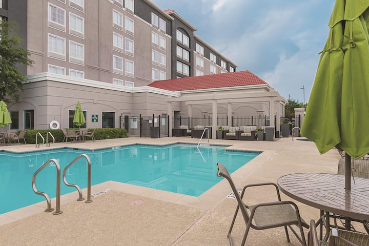 La Quinta Inn & Suites by Wyndham Arlington North 6 Flags Dr