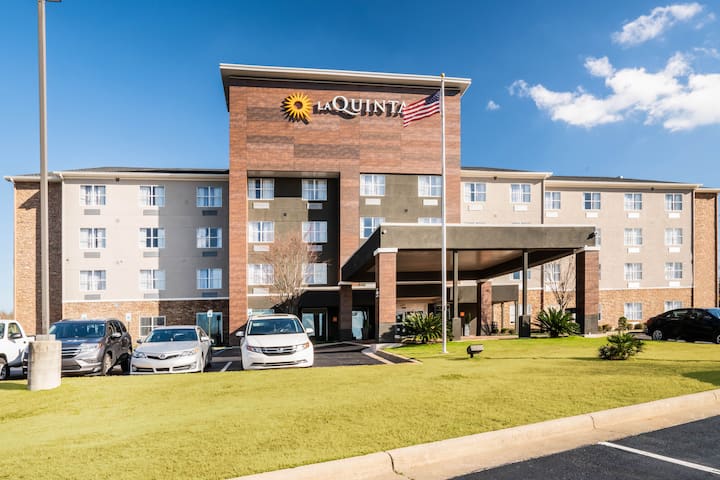 La Quinta Inn & Suites by Wyndham Montgomery