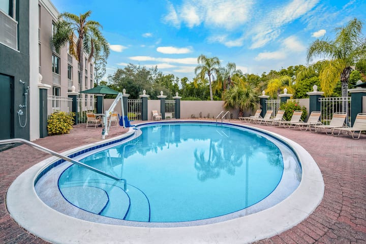 La Quinta Inn & Suites by Wyndham Naples Downtown