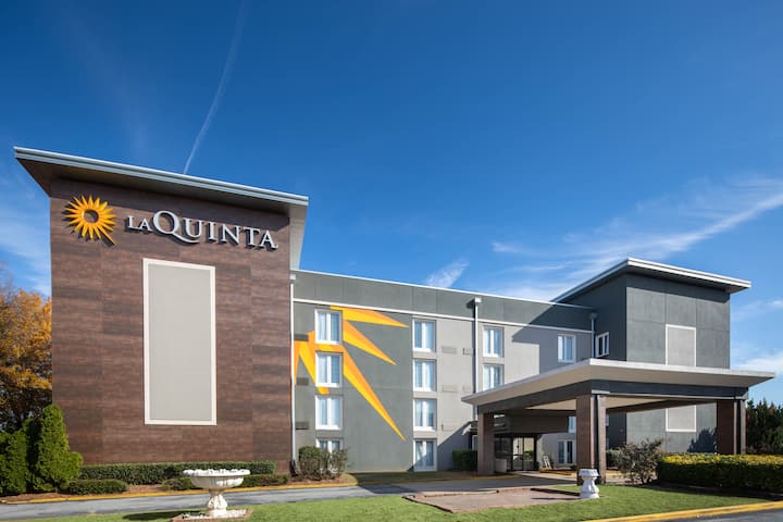La Quinta Inn & Suites by Wyndham Atlanta Airport South