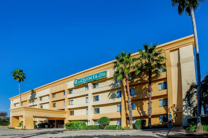 La Quinta Inn & Suites by Wyndham Houston Baytown East