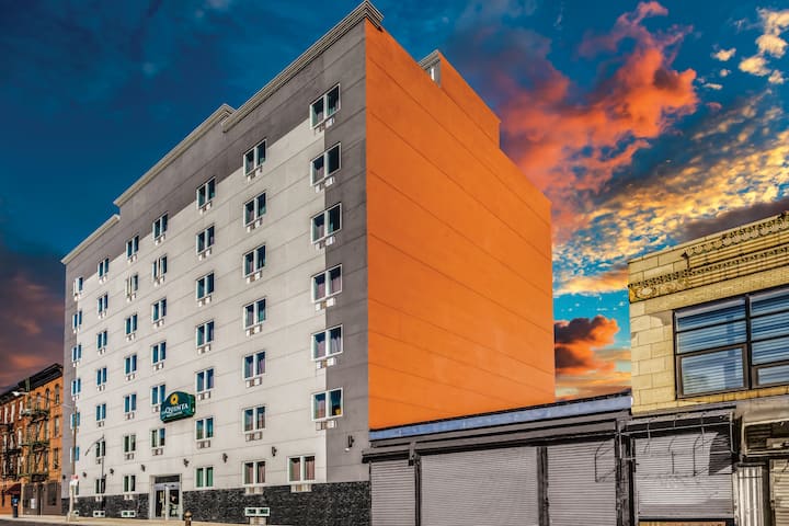 La Quinta Inn & Suites by Wyndham Brooklyn Central