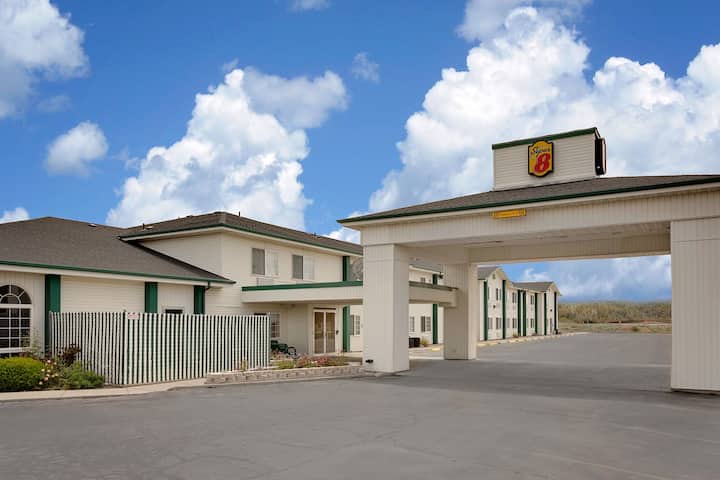 Super 8 by Wyndham Battle Mountain