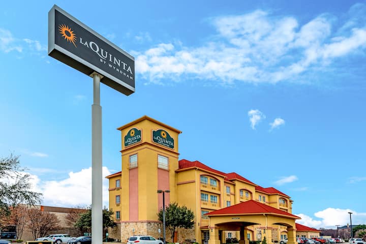 La Quinta Inn & Suites by Wyndham DFW Airport West - Bedford