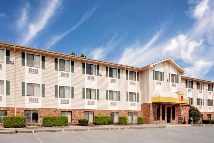 Super 8 by Wyndham Fayetteville