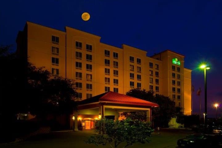 La Quinta Inn & Suites by Wyndham San Antonio Medical Ctr NW