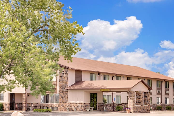 Super 8 by Wyndham Chariton