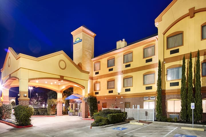 Days Inn & Suites by Wyndham Sam Houston Tollway