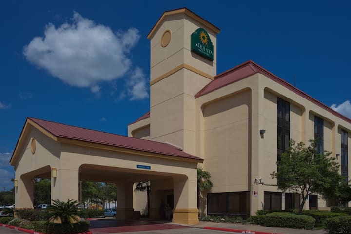 La Quinta Inn & Suites by Wyndham Houston Stafford Sugarland