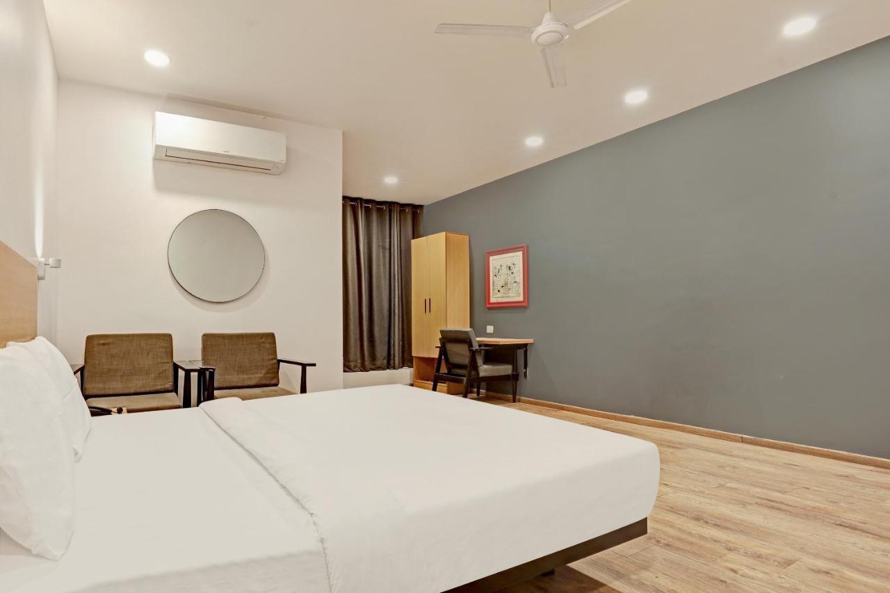 Collection O 703636 Banana Leaves