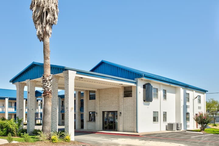 Super 8 by Wyndham Victoria / South / Hwy 59