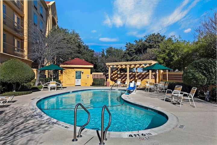 La Quinta Inn & Suites by Wyndham Dallas Arlington South