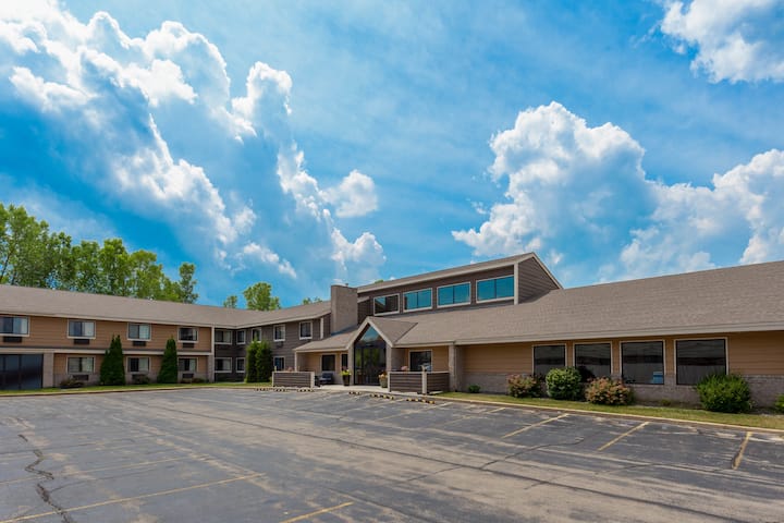 AmericInn by Wyndham Hartford WI