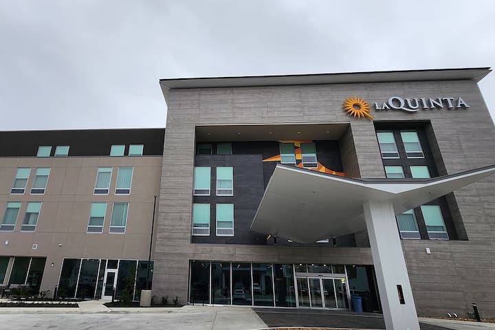 La Quinta Inn & Suites by Wyndham San Antonio at the RIM