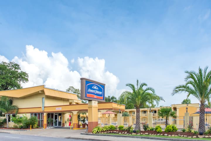 Howard Johnson by Wyndham Historic Lake Charles