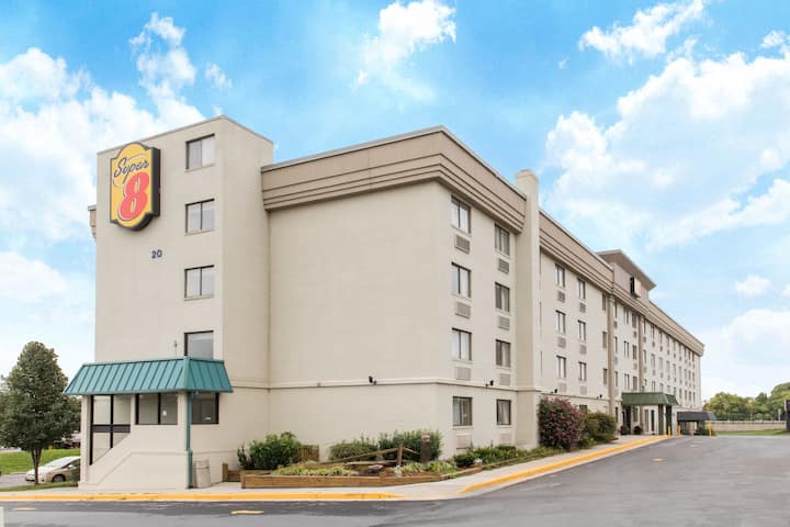 Super 8 by Wyndham Frederick