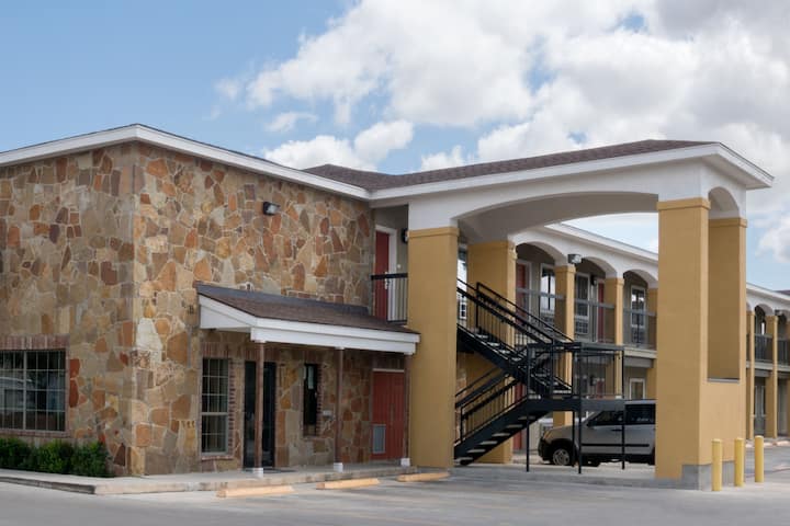 Super 8 by Wyndham San Antonio Near Fort Sam Houston