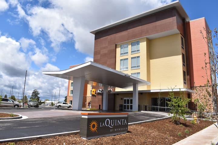 La Quinta Inn & Suites by Wyndham Flagstaff East I-40