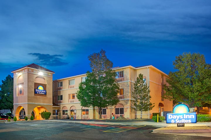 Days Inn & Suites by Wyndham Airport Albuquerque