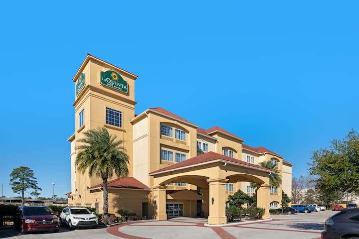 La Quinta Inn & Suites by Wyndham Houston Bush Intl Airpt E