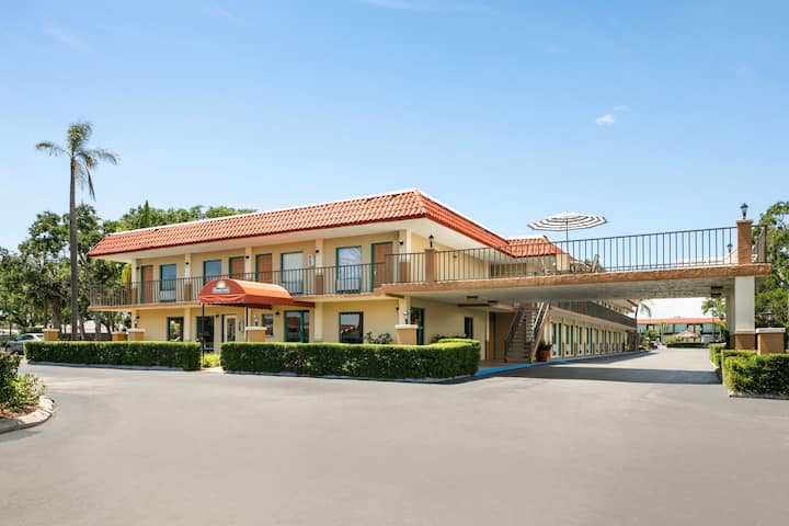 Days Inn by Wyndham Clearwater/Gulf to Bay