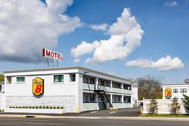 Super 8 by Wyndham Lindenhurst