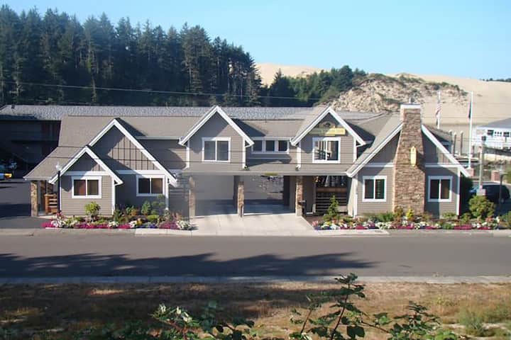 River House Inn, a Baymont by Wyndham