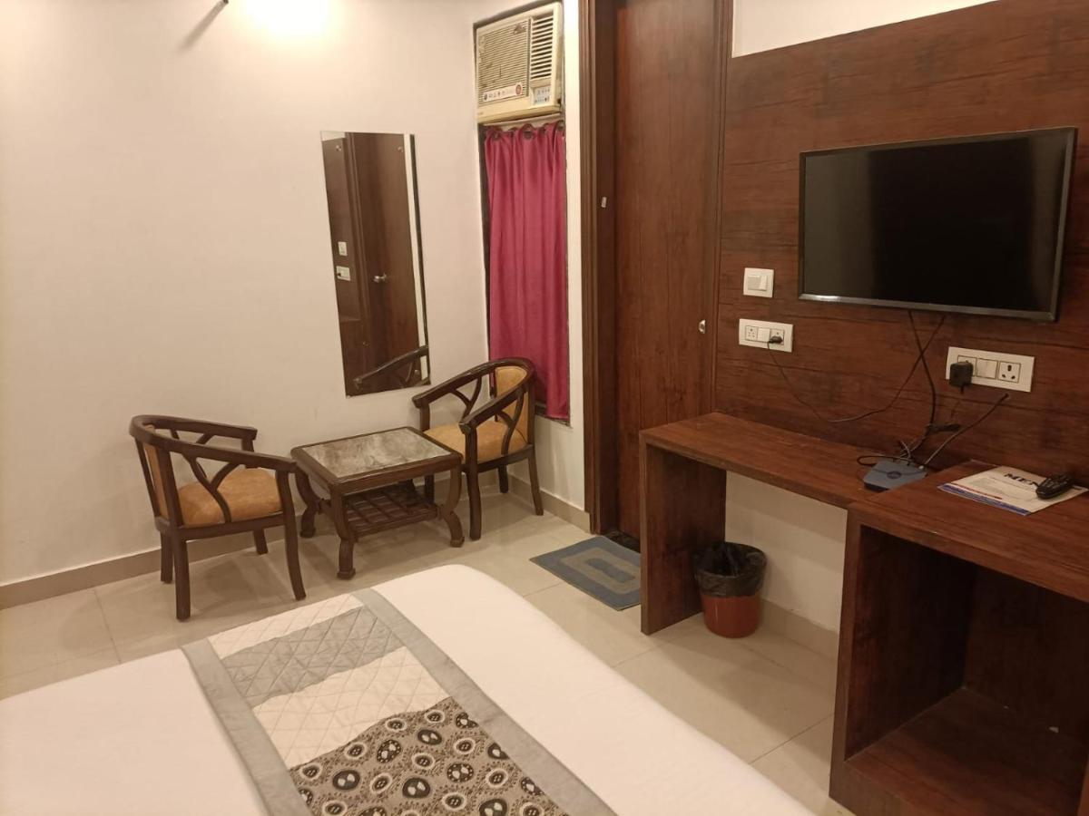 OYO 87909 Hotel Airport Palace