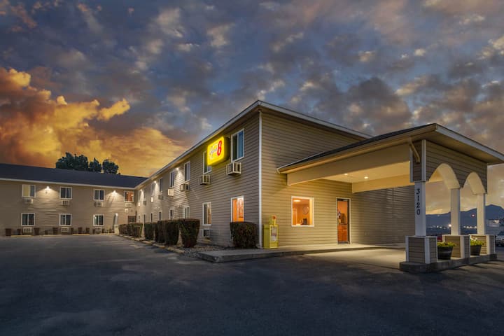 Super 8 by Wyndham Lewiston