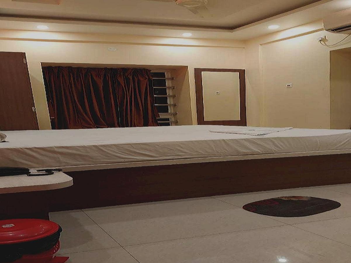 Collection O 702663 Hotel Golden Residency