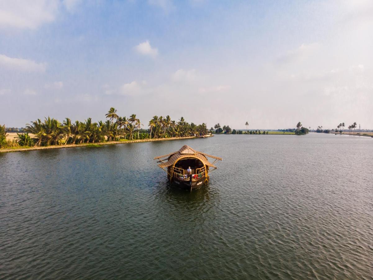 CGH EARTH Spice Coast Cruises Houseboat