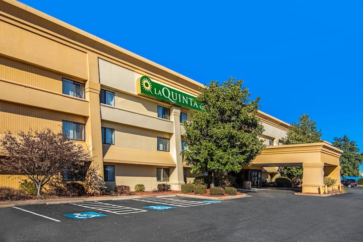 La Quinta Inn & Suites by Wyndham N Little Rock-McCain Mall