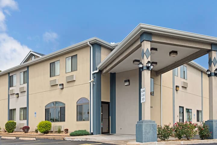 Travelodge by Wyndham St. Louis