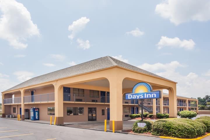 Days Inn by Wyndham Clinton