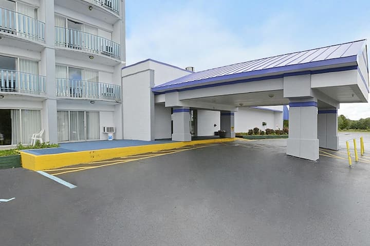 Howard Johnson by Wyndham Benton Harbor/St. Joseph