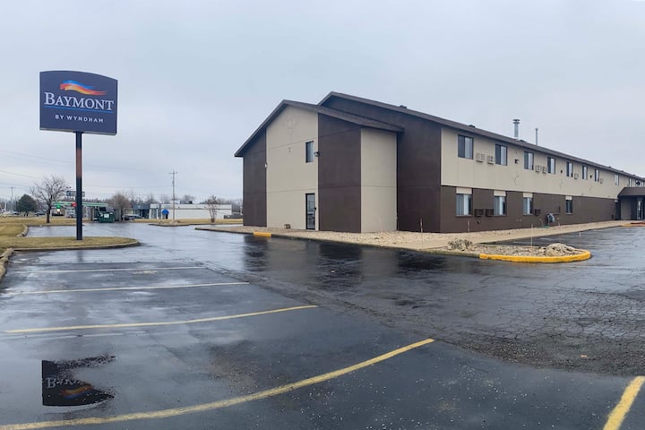 Baymont by Wyndham Oshkosh Airport