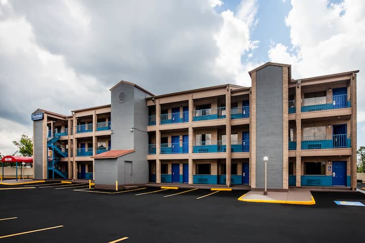 Travelodge by Wyndham Houston Hobby Airport