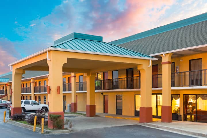 Super 8 by Wyndham Orangeburg