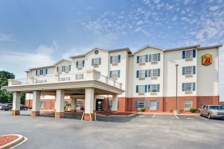 Super 8 by Wyndham Louisville/Expo Center