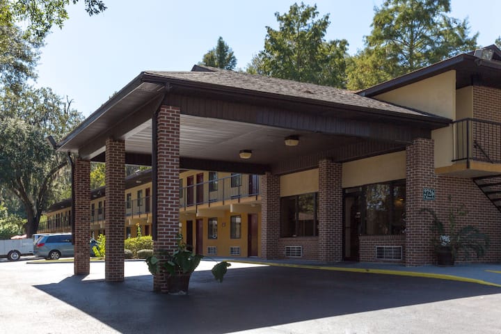 Howard Johnson by Wyndham Tallahassee