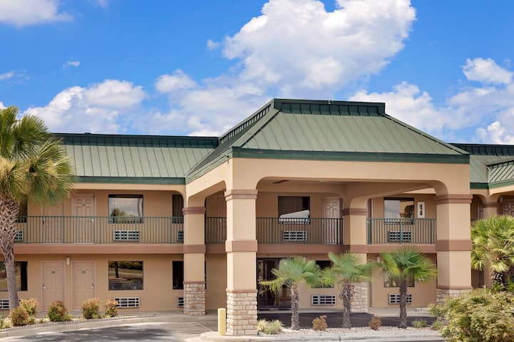 Super 8 by Wyndham Byron/South Macon