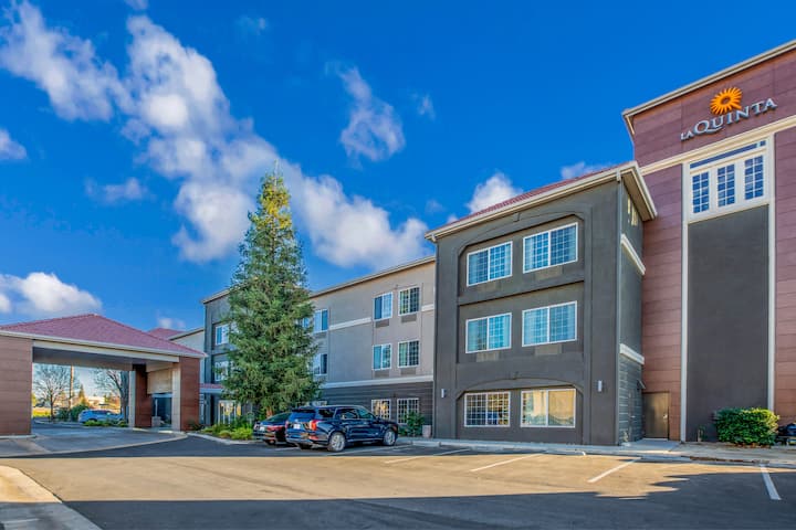 La Quinta Inn & Suites by Wyndham Bakersfield North