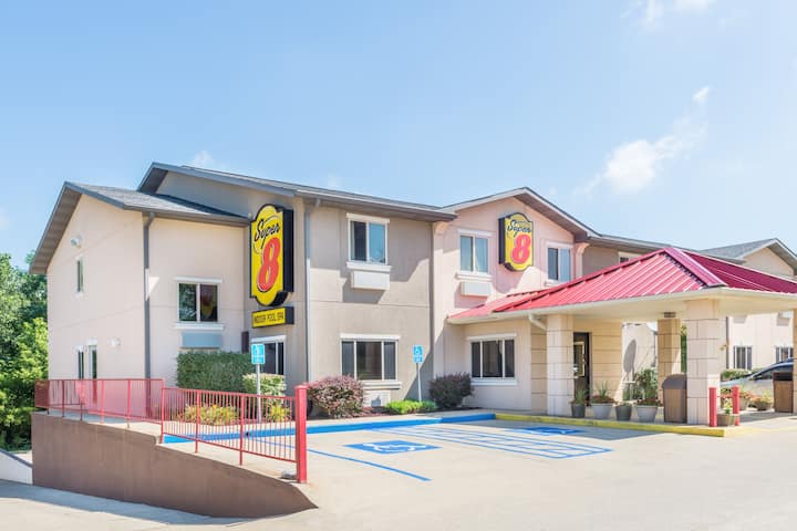 Super 8 by Wyndham Bloomington University Area