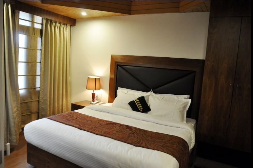 Hotel Shiwalik Regency - The Mall Road